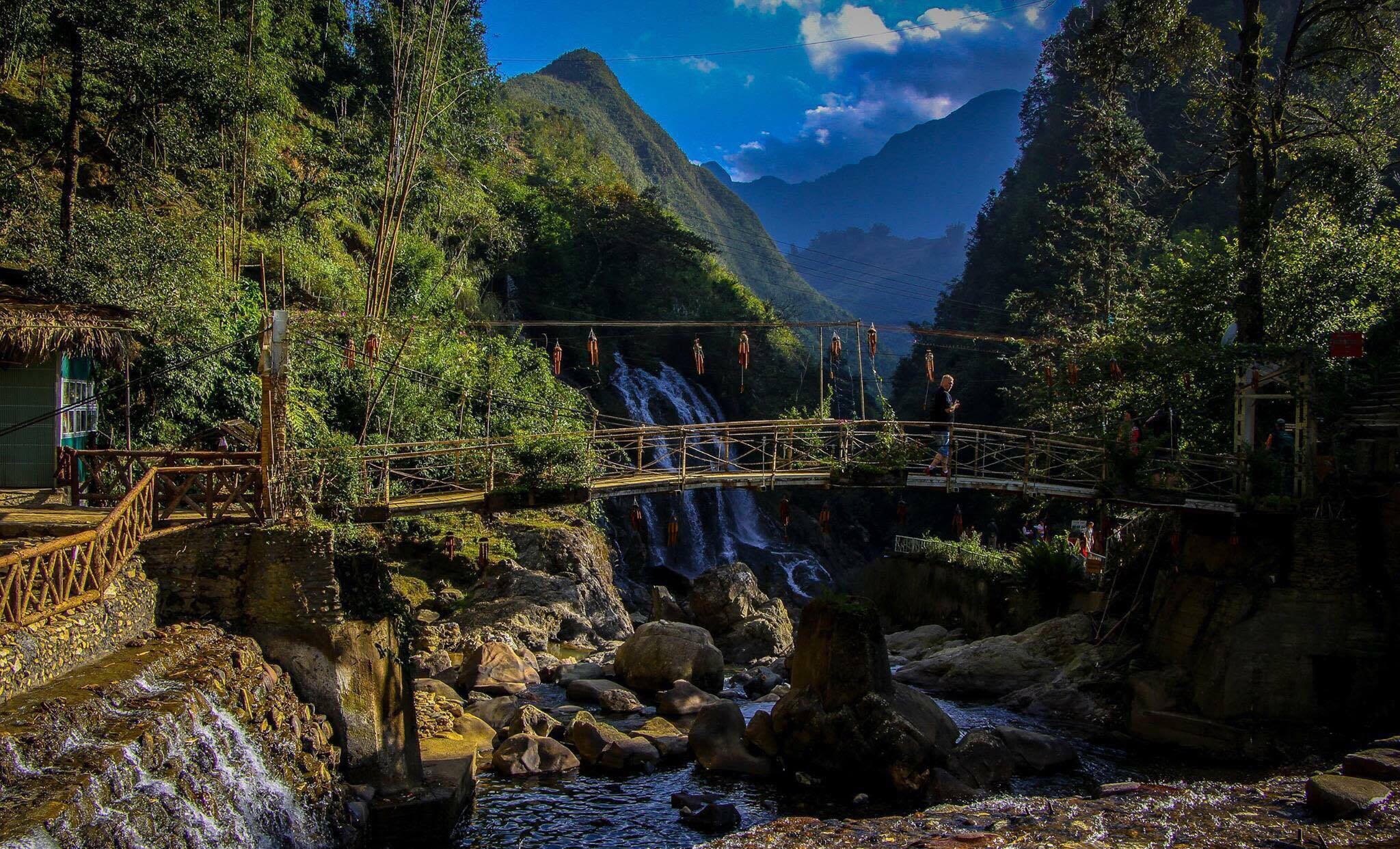 Passerelle en bois et cascade naturelle au village de Cat Cat a Sapa lors d un voyage Vietnam 2 semaines