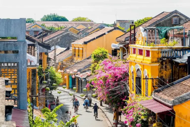 Vue panoramique sur les toits anciens de Hoi An lors d'un voyage privé au Vietnam