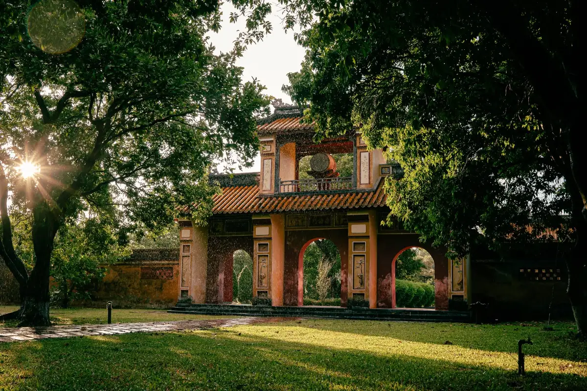 Cour paisible et porte ancienne sous la lumière matinale lors d'un voyage privé au Vietnam