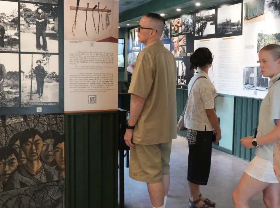 Voyageurs attentifs découvrant les expositions historiques d'un musée lors d'un voyage privé Vietnam Cambodge