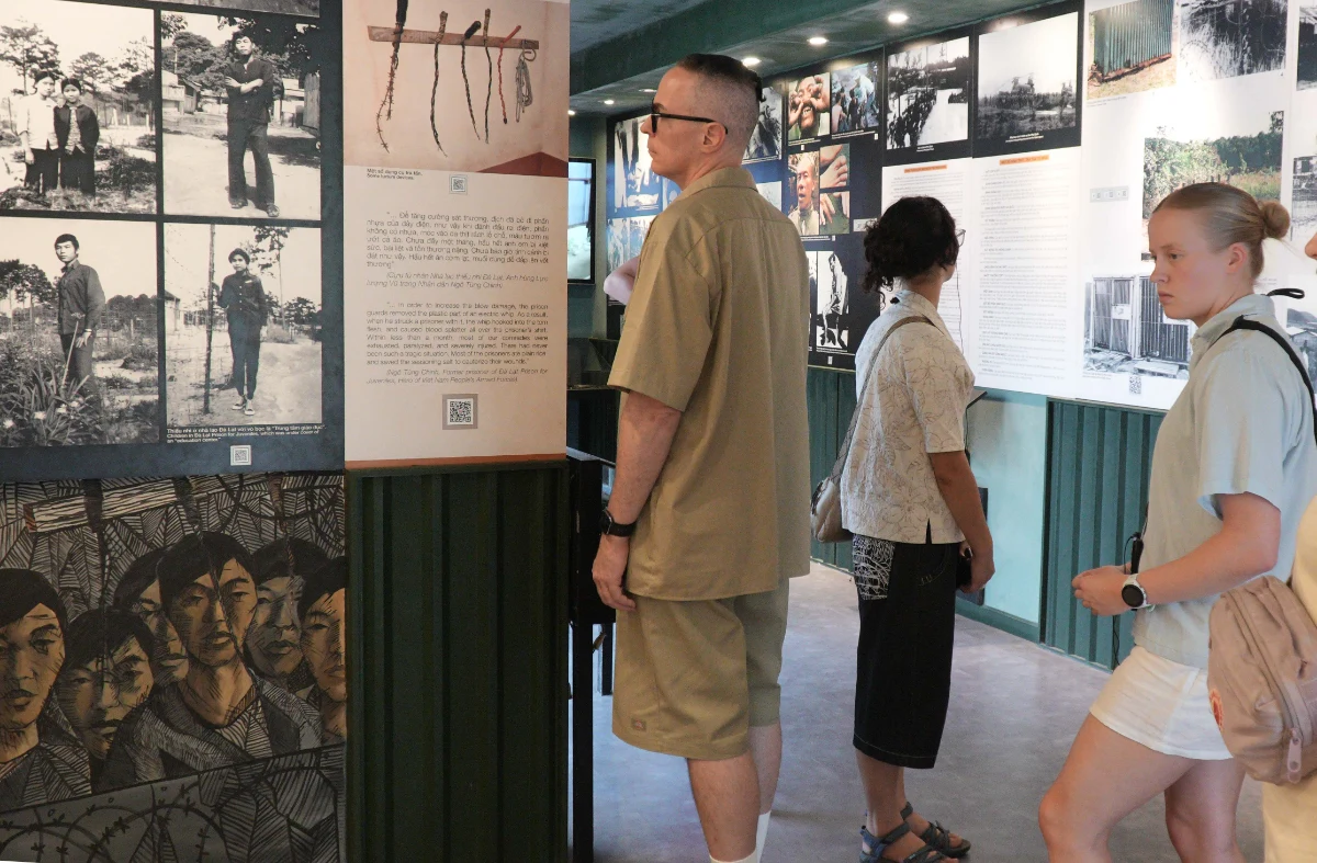 Voyageurs attentifs découvrant les expositions historiques d'un musée lors d'un voyage privé Vietnam Cambodge