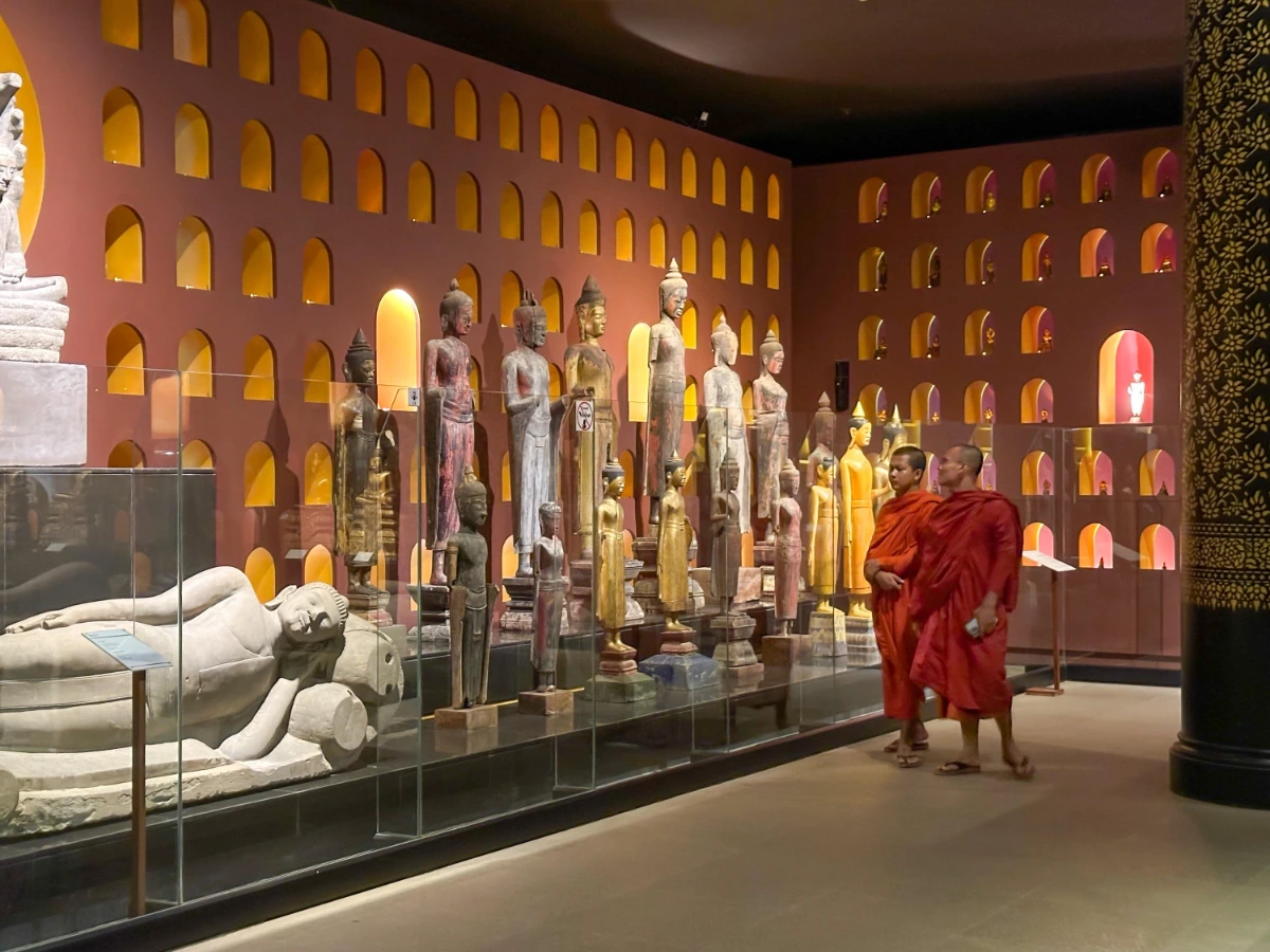 Moines contemplant la galerie des mille Bouddhas à l'Angkor National Museum lors d'un voyage privé Vietnam Cambodge