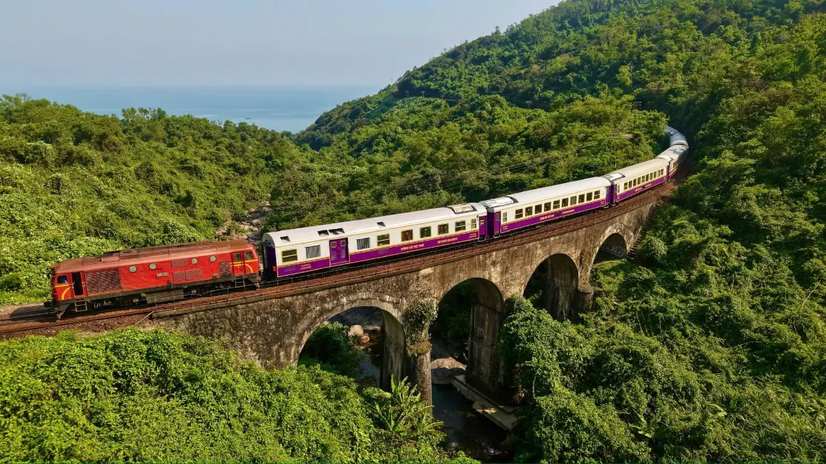 Le train pittoresque reliant les étapes régionales à travers les montagnes et la mer, un choix marquant pour le prix voyage Vietnam 12 jours