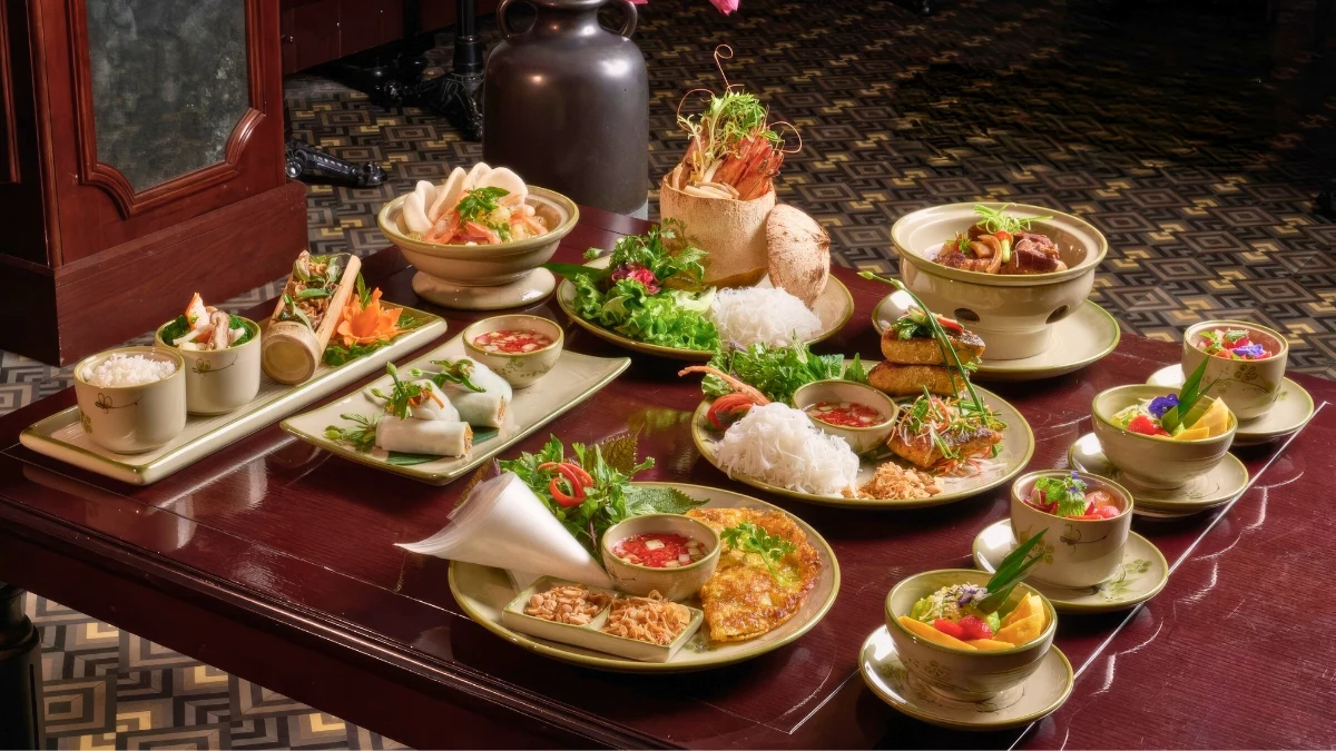 Une table raffinée de spécialités culinaires vietnamiennes dans un restaurant d'exception, illustrant le prix voyage Vietnam 12 jours