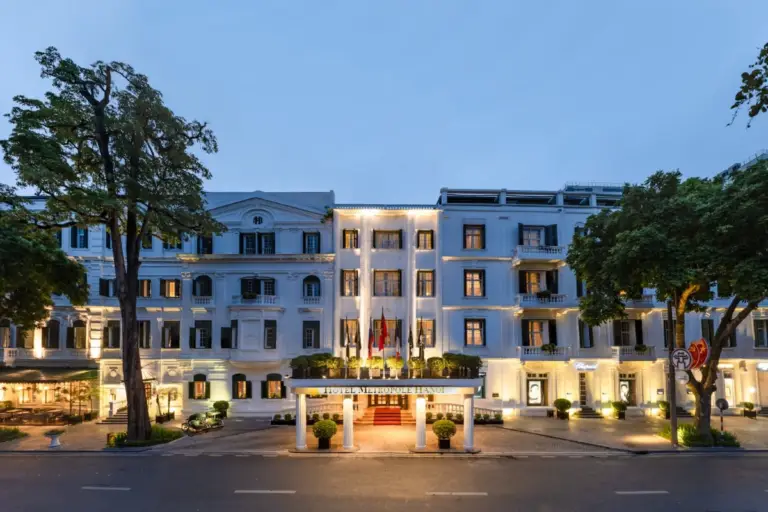 La façade coloniale illuminée du Sofitel Legend Metropole Hanoi pour un voyage luxe Vietnam d'exception