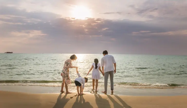 Des moments privilégiés au bord de la mer lors d'un voyage en famille de luxe Vietnam à Phú Quốc