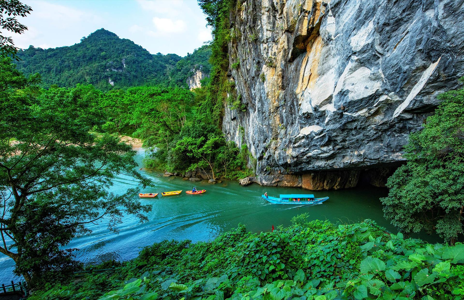 Excursion en bateau traditionnel vers les grottes de Phong Nha organisee par une agence de voyage sur mesure Vietnam