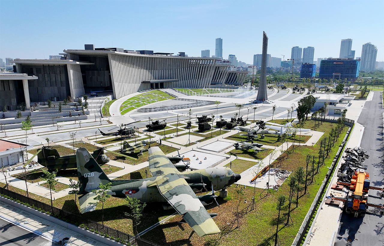 Vue aérienne des expositions extérieures du Musée d'Histoire militaire lors d'un voyage privé Vietnam Cambodge