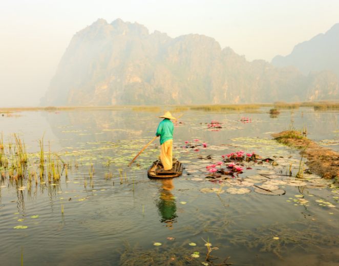 Croisière paisible à Van Long, la baie d’Halong terrestre.