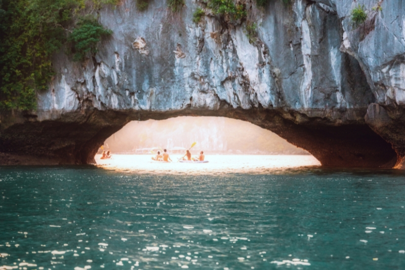 HANOI – HALONG BAY – OVERNIGHT ON CRUISE [Guide/B/L/D]