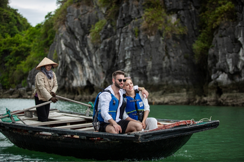 HANOI – HALONG BAY – OVERNIGHT ON CRUISE [Guide/B/L/D]